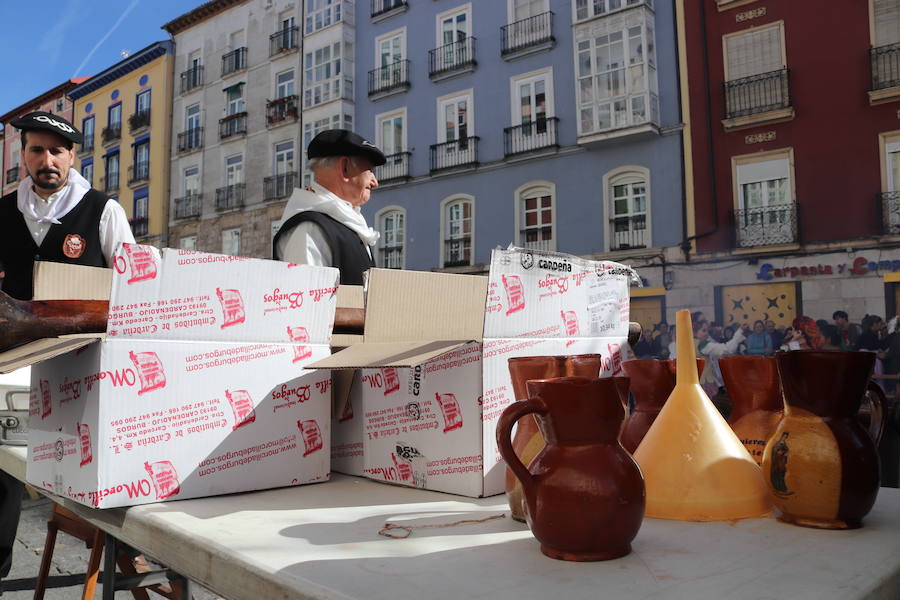 La plaza de La Flora se ha llenado de burgaleses, que han disfrutado con las danzas populares y se han acercado a la tradición de la matanza. También han degustado morcilla y vino de Ribera de Duero