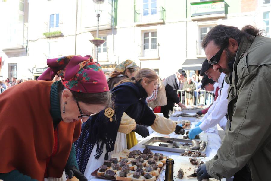 La plaza de La Flora se ha llenado de burgaleses, que han disfrutado con las danzas populares y se han acercado a la tradición de la matanza. También han degustado morcilla y vino de Ribera de Duero