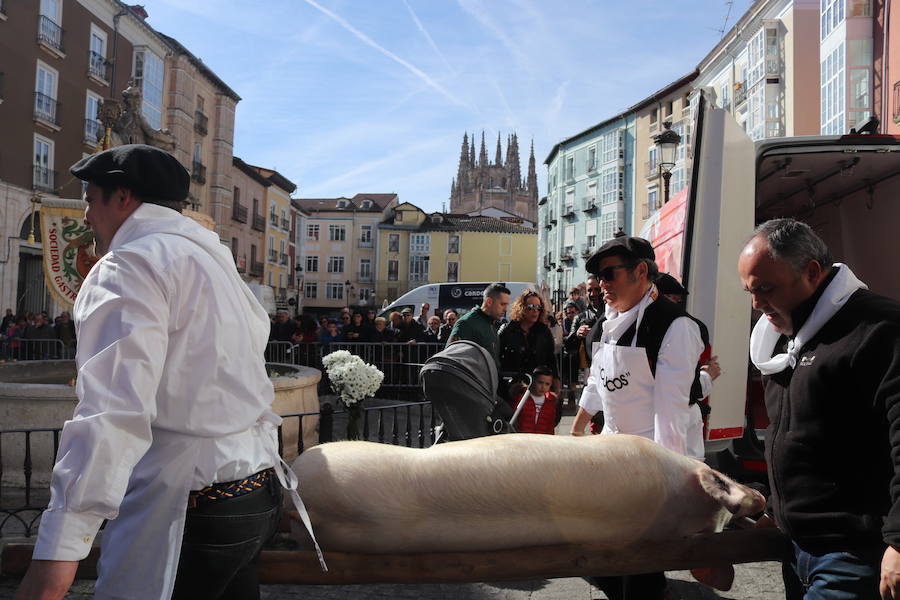 La plaza de La Flora se ha llenado de burgaleses, que han disfrutado con las danzas populares y se han acercado a la tradición de la matanza. También han degustado morcilla y vino de Ribera de Duero