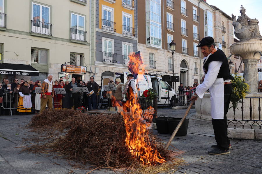 La plaza de La Flora se ha llenado de burgaleses, que han disfrutado con las danzas populares y se han acercado a la tradición de la matanza. También han degustado morcilla y vino de Ribera de Duero