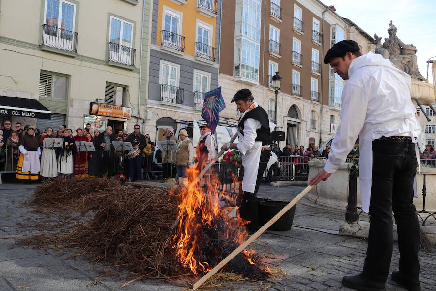 La plaza de La Flora se ha llenado de burgaleses, que han disfrutado con las danzas populares y se han acercado a la tradición de la matanza. También han degustado morcilla y vino de Ribera de Duero