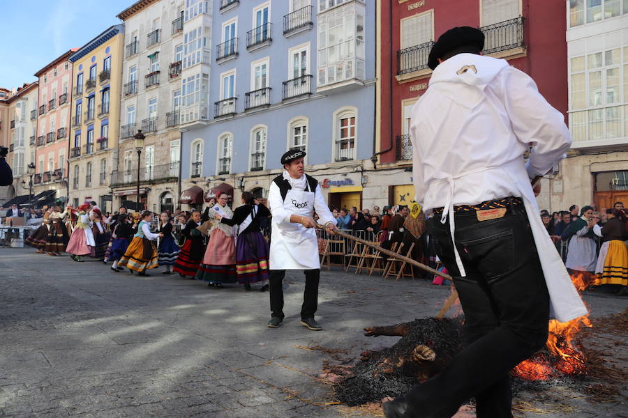 La plaza de La Flora se ha llenado de burgaleses, que han disfrutado con las danzas populares y se han acercado a la tradición de la matanza. También han degustado morcilla y vino de Ribera de Duero