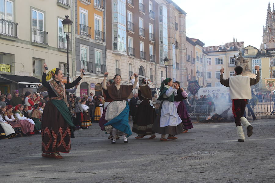 La plaza de La Flora se ha llenado de burgaleses, que han disfrutado con las danzas populares y se han acercado a la tradición de la matanza. También han degustado morcilla y vino de Ribera de Duero