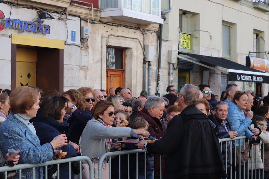 La plaza de La Flora se ha llenado de burgaleses, que han disfrutado con las danzas populares y se han acercado a la tradición de la matanza. También han degustado morcilla y vino de Ribera de Duero