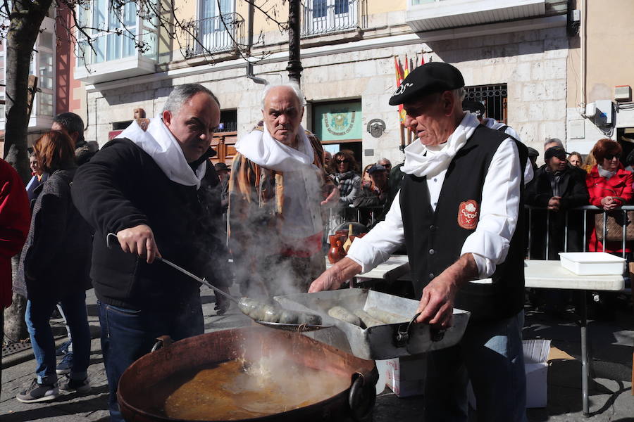 La plaza de La Flora se ha llenado de burgaleses, que han disfrutado con las danzas populares y se han acercado a la tradición de la matanza. También han degustado morcilla y vino de Ribera de Duero