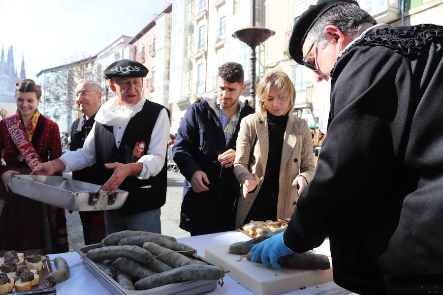 La plaza de La Flora se ha llenado de burgaleses, que han disfrutado con las danzas populares y se han acercado a la tradición de la matanza. También han degustado morcilla y vino de Ribera de Duero