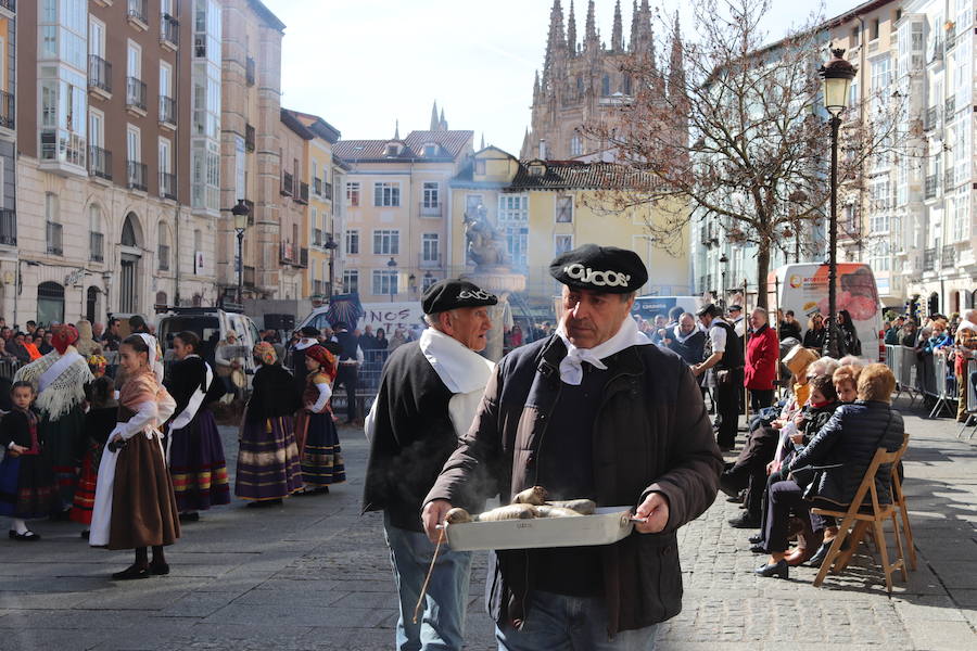 La plaza de La Flora se ha llenado de burgaleses, que han disfrutado con las danzas populares y se han acercado a la tradición de la matanza. También han degustado morcilla y vino de Ribera de Duero