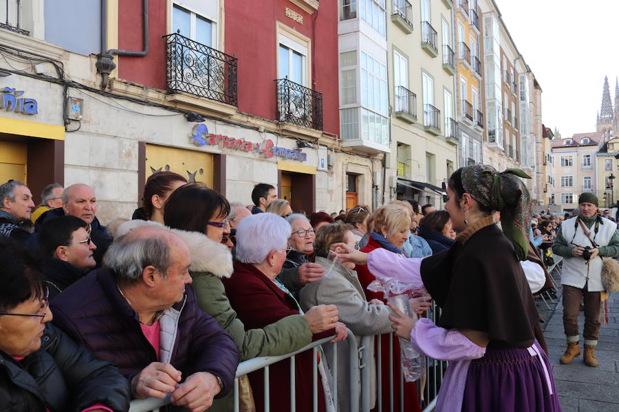 La plaza de La Flora se ha llenado de burgaleses, que han disfrutado con las danzas populares y se han acercado a la tradición de la matanza. También han degustado morcilla y vino de Ribera de Duero