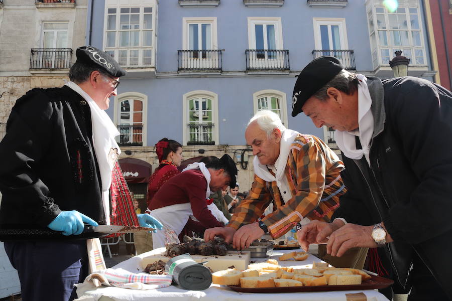 La plaza de La Flora se ha llenado de burgaleses, que han disfrutado con las danzas populares y se han acercado a la tradición de la matanza. También han degustado morcilla y vino de Ribera de Duero