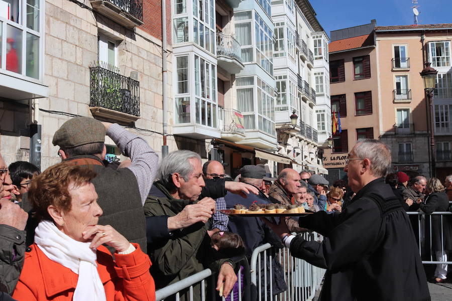 La plaza de La Flora se ha llenado de burgaleses, que han disfrutado con las danzas populares y se han acercado a la tradición de la matanza. También han degustado morcilla y vino de Ribera de Duero