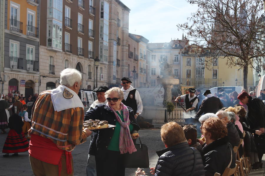 La plaza de La Flora se ha llenado de burgaleses, que han disfrutado con las danzas populares y se han acercado a la tradición de la matanza. También han degustado morcilla y vino de Ribera de Duero