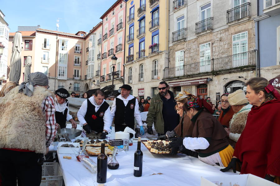 La plaza de La Flora se ha llenado de burgaleses, que han disfrutado con las danzas populares y se han acercado a la tradición de la matanza. También han degustado morcilla y vino de Ribera de Duero