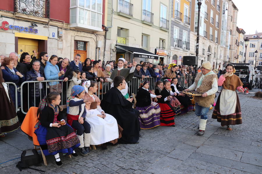 La plaza de La Flora se ha llenado de burgaleses, que han disfrutado con las danzas populares y se han acercado a la tradición de la matanza. También han degustado morcilla y vino de Ribera de Duero