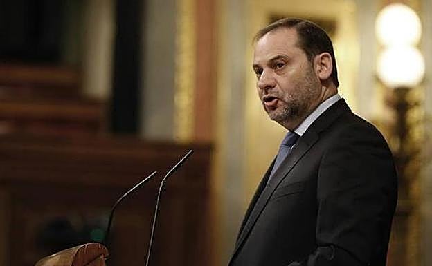 Un policía nacional increpa al ministro Ábalos y le saca la placa en un bar de Mérida