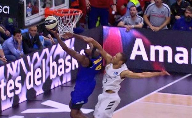 Anthony Randolph golpea la cabeza de Singleton.