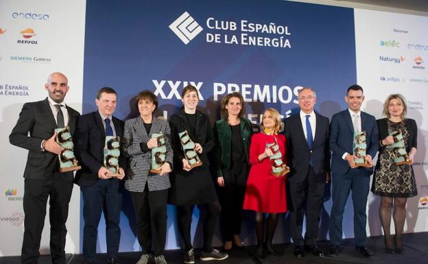 La ministra Teresa Ribera, con los premiados.