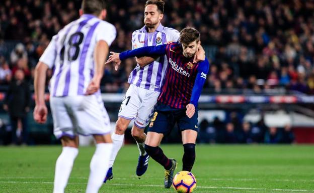 Piqué, en el momento que provoca un penalti frente al Valladolid.