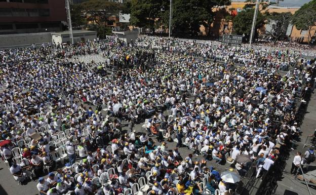 Los voluntarios para el reparto de la ayuda humanitaria reciben instrucciones en la sede del periódico 'El Nacional', en Caracas.