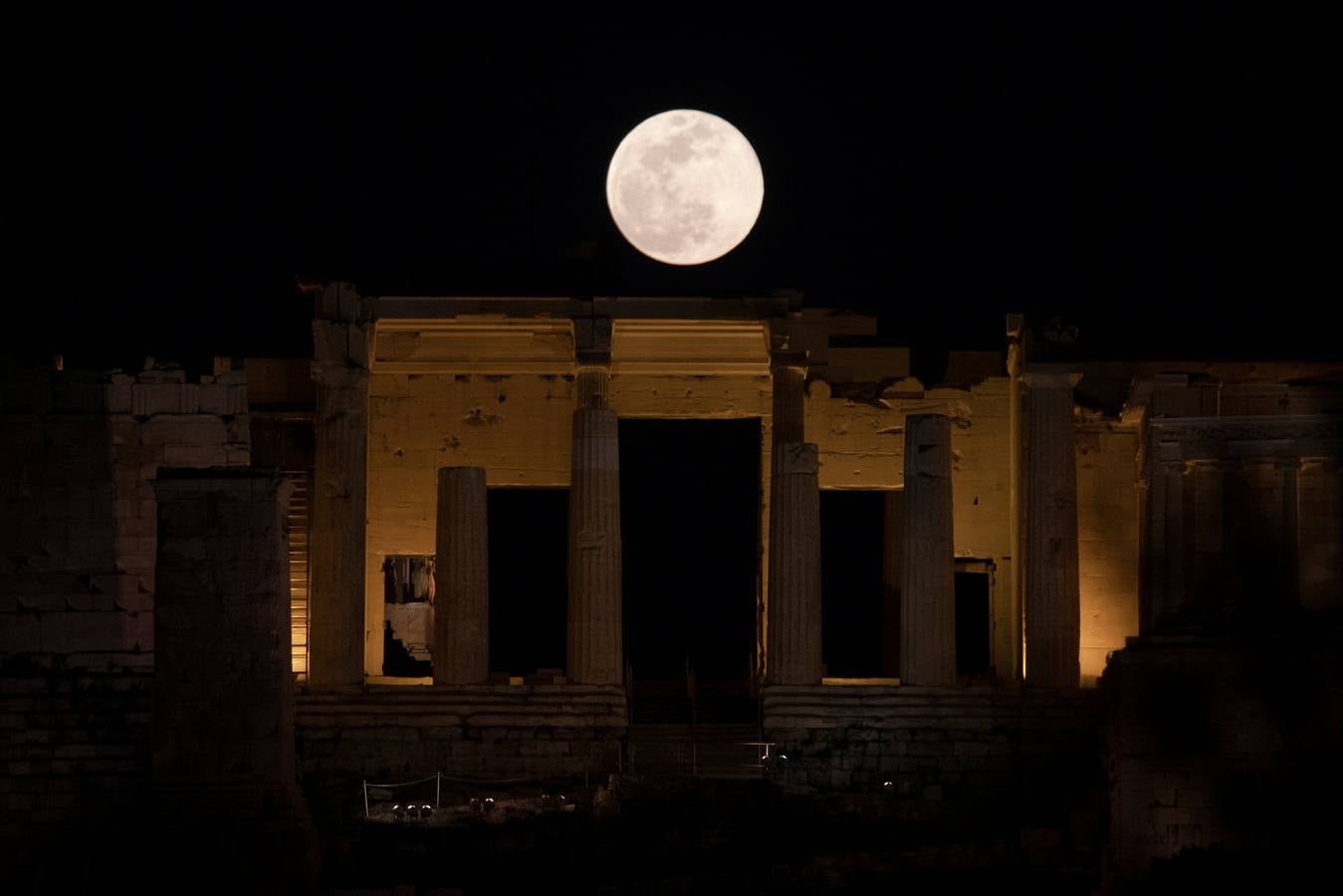 Un fenómeno que ocurre cuando la luna llena se encuentra en su perigeo, el punto más cercano a la Tierra, y en esta ocasión es llamada 'de nieve' porque se produce en un periodo de grandes nevadas en el hemisferio norte