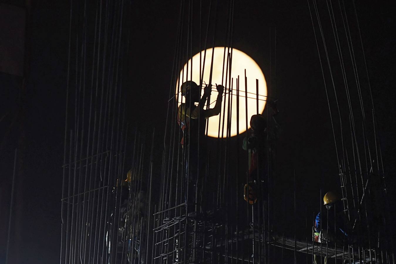 Un fenómeno que ocurre cuando la luna llena se encuentra en su perigeo, el punto más cercano a la Tierra, y en esta ocasión es llamada 'de nieve' porque se produce en un periodo de grandes nevadas en el hemisferio norte