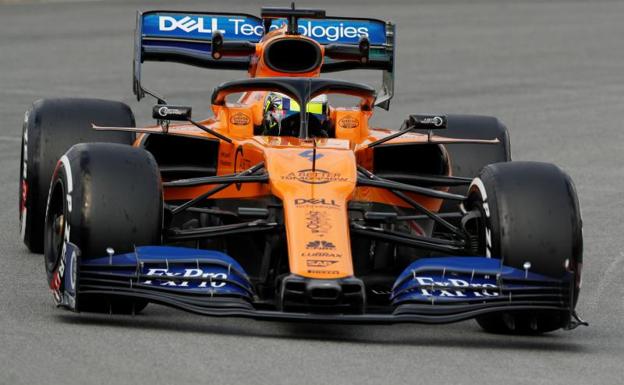 El McLaren de Lando Norris, rodando sobre el trazado del Circuit de Barcelona-Catalunya. 