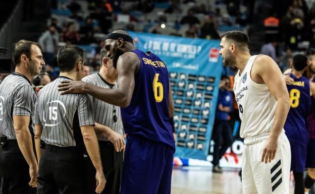 Felipe Reyes increpa a los árbitros tras la final de Copa. 