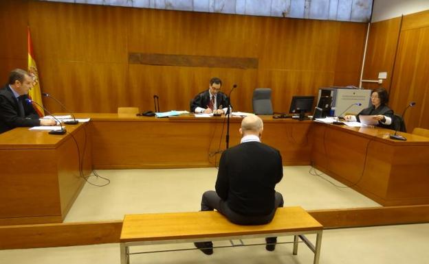 El militante de Ciudadanos, Félix Manjarrés (de espaldas), durante el juicio celebrado este miércoles.