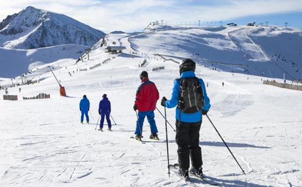 Esquiadores en la estación de Grandvalira