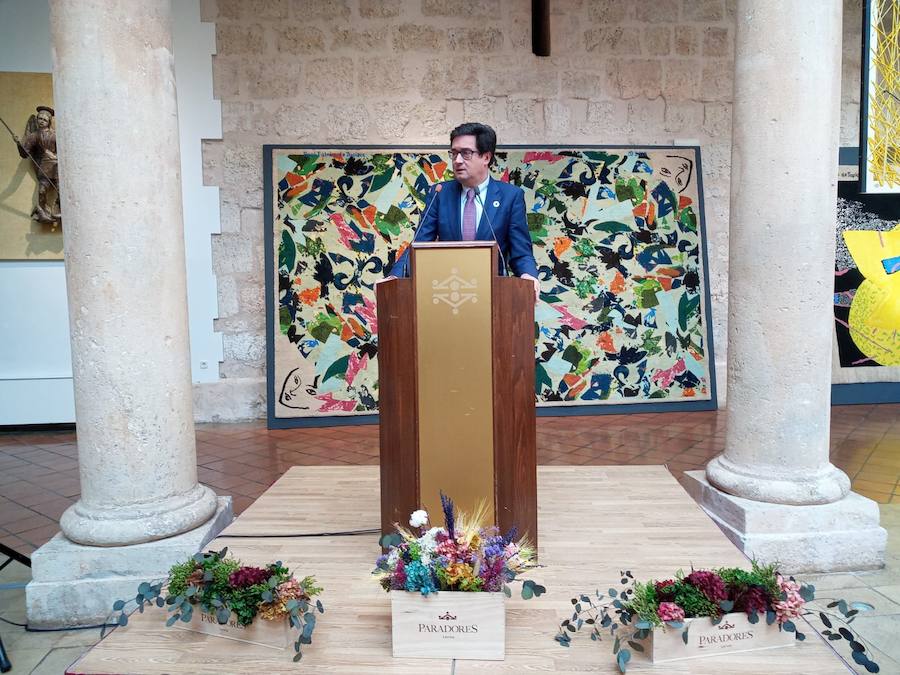 El Parador de Lerma ha inaugurado hoy en su patio de Bolaños la muestra 'Metamorfosis de la lana. Creaciones de la Real Fábrica de Tapices en la colección de Paradores', una colección de obras textiles en la que se pueden ver alfombras tejidas por artistas españoles. Destaca la obra del japonés Keiko Mataki, que «es la primera vez que un artista japonés hace una alfombra», según señaló el director de la Fundación Real Fábrica de Tapices, Alejandro Klecker.