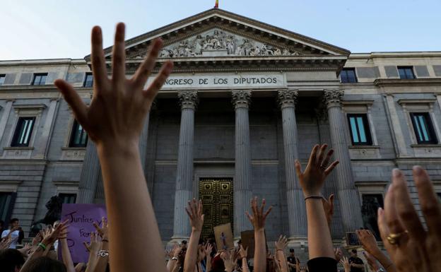 Manifestación ante el Congreso de los Diputados contra la violencia de género y los abusos sexuales. Imagen de archivo.