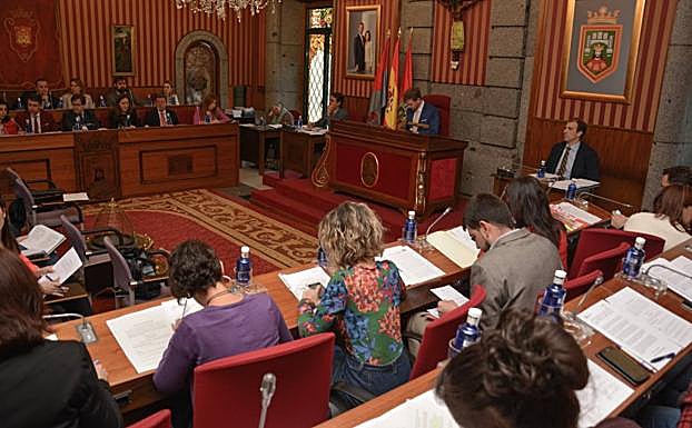 Imagen actual de la corporación municipal en el Ayuntamiento de Burgos
