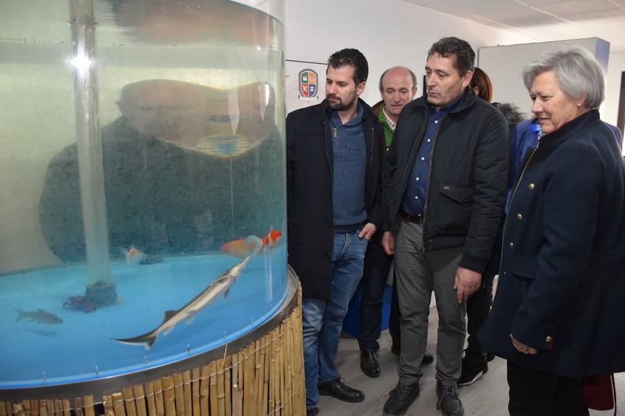 El secretario general del PSOECyL y candidato a la Presidencia de la Junta, Luis Tudanca, ha visitado Melgar de Fernamental donde ha acudido al centro de salud y a las instalaciones de la Laguna de la Pesca