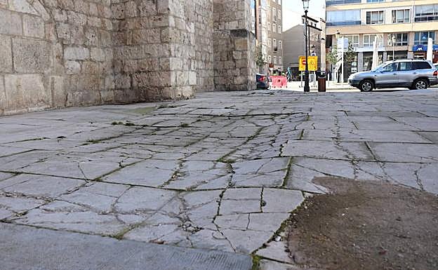 La zona presenta problemas de hundimiento y rotura de baldosas