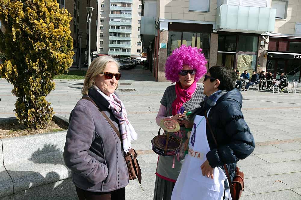 Las asociaciones feministas La Rueda e Hypatia se han manifestado este sábado para animar a la sociedad a participar en la manifestación del próximo 8-M