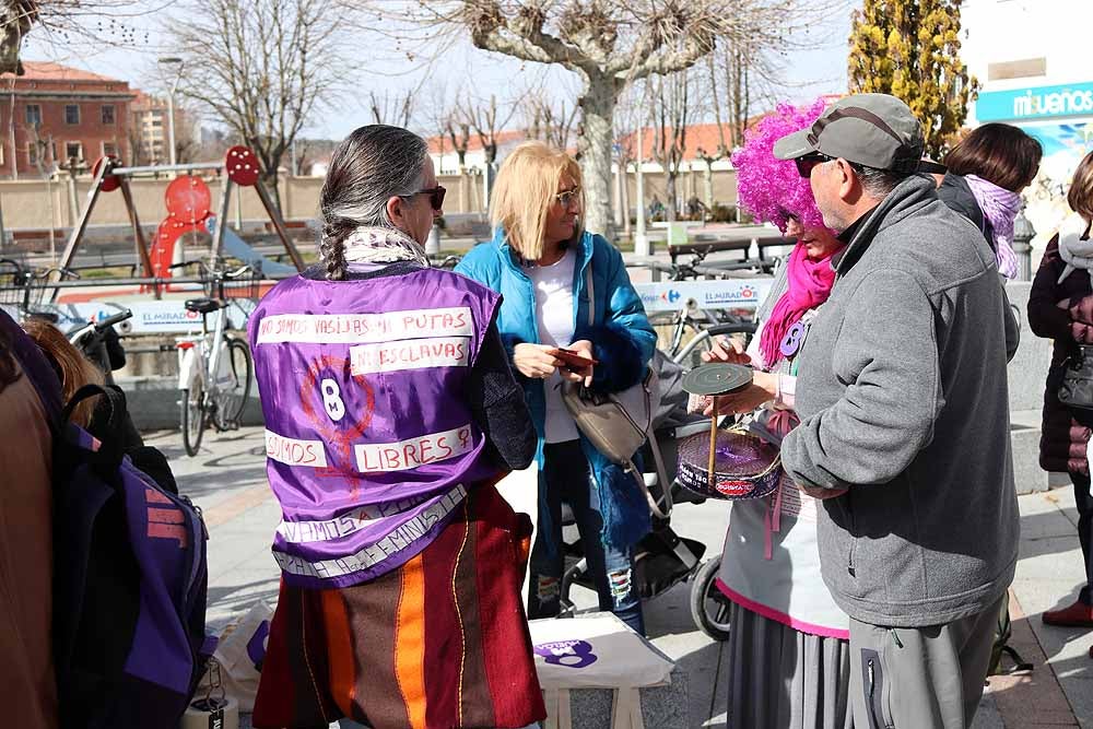 Las asociaciones feministas La Rueda e Hypatia se han manifestado este sábado para animar a la sociedad a participar en la manifestación del próximo 8-M