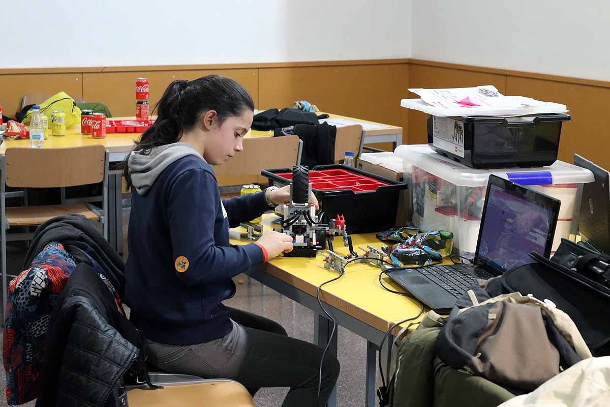 Cerca de 270 jóvenes de 12 ciudades españolas se han reunido hoy en Burgos para desarrollar y construir robots que resolvieran situaciones reales vividas en el espacio