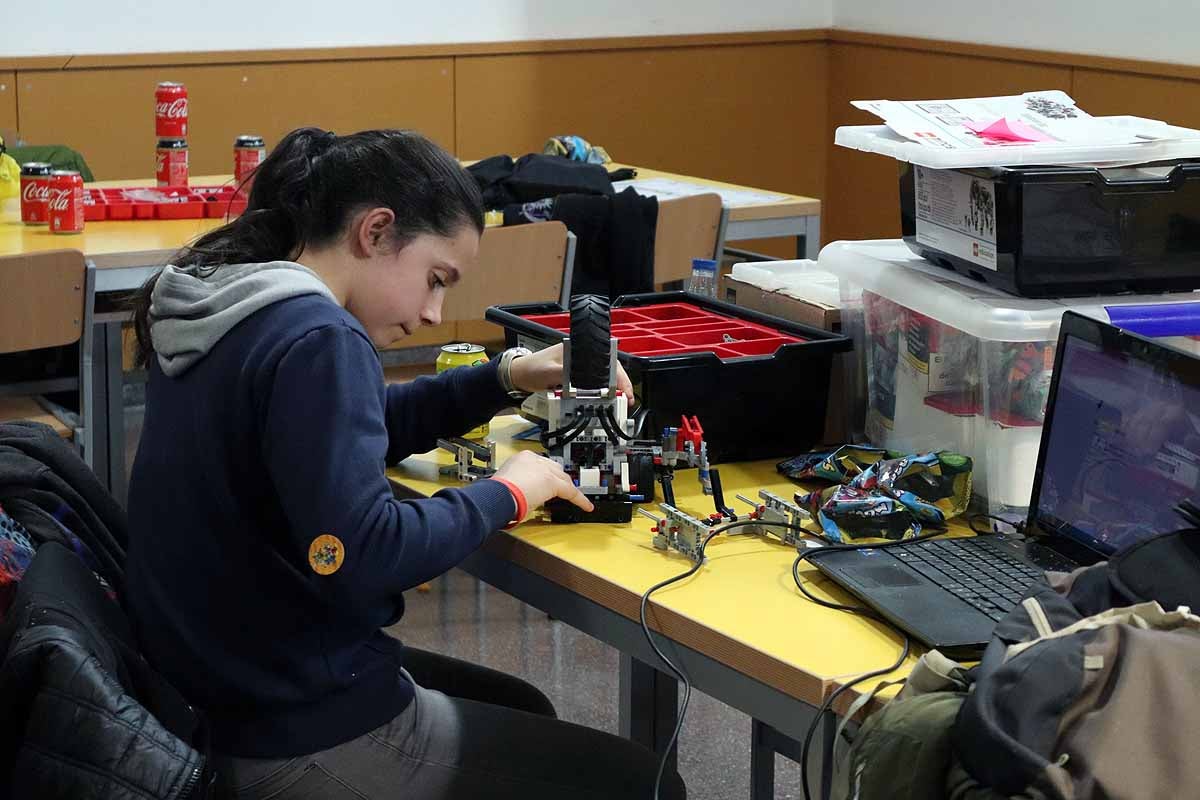 Cerca de 270 jóvenes de 12 ciudades españolas se han reunido hoy en Burgos para desarrollar y construir robots que resolvieran situaciones reales vividas en el espacio