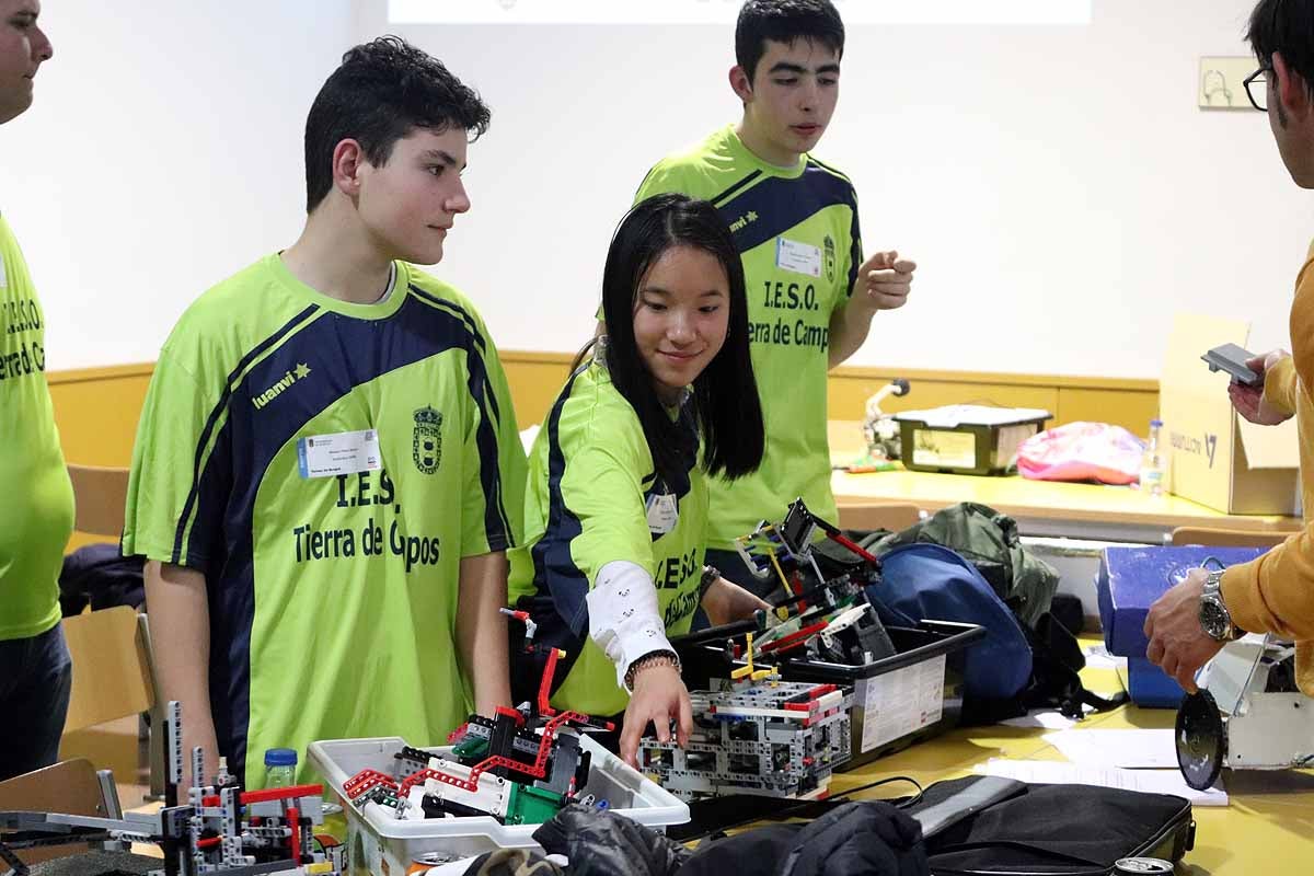 Cerca de 270 jóvenes de 12 ciudades españolas se han reunido hoy en Burgos para desarrollar y construir robots que resolvieran situaciones reales vividas en el espacio