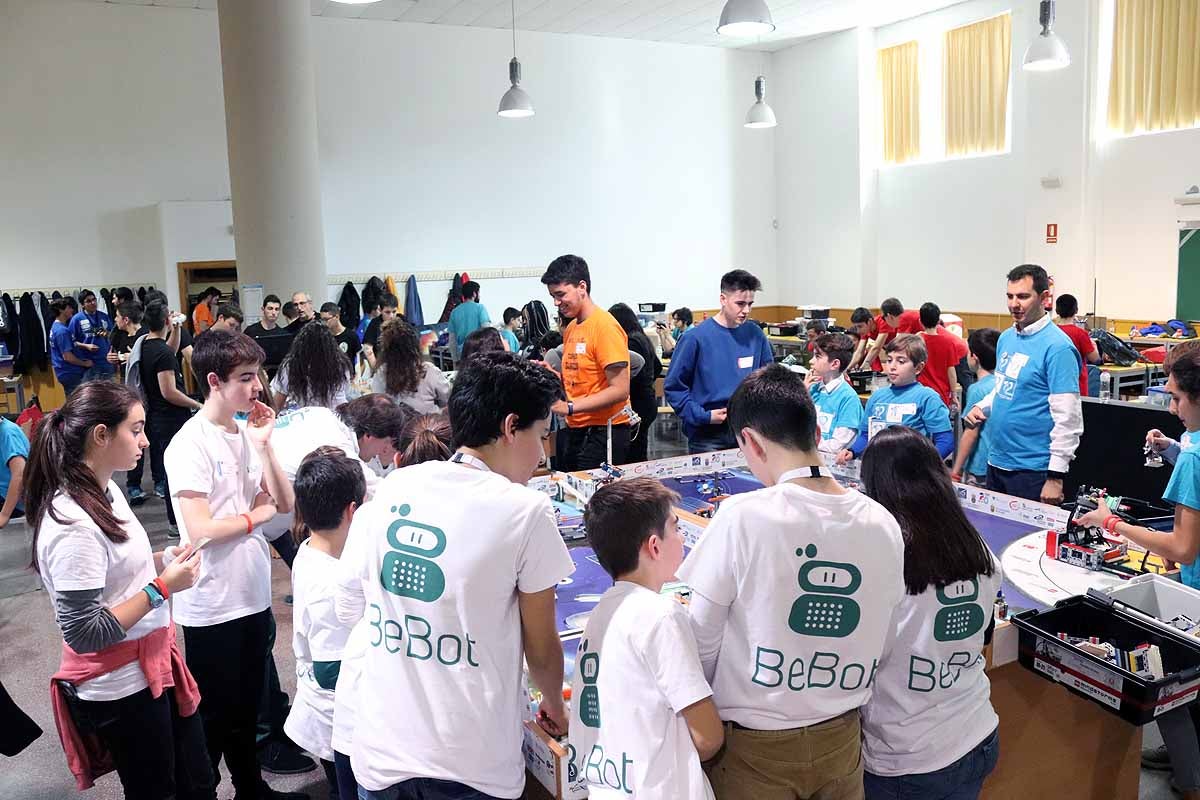 Cerca de 270 jóvenes de 12 ciudades españolas se han reunido hoy en Burgos para desarrollar y construir robots que resolvieran situaciones reales vividas en el espacio