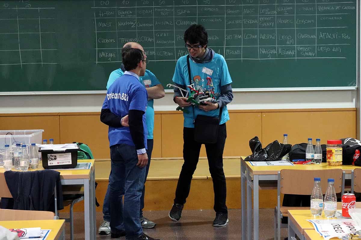 Cerca de 270 jóvenes de 12 ciudades españolas se han reunido hoy en Burgos para desarrollar y construir robots que resolvieran situaciones reales vividas en el espacio