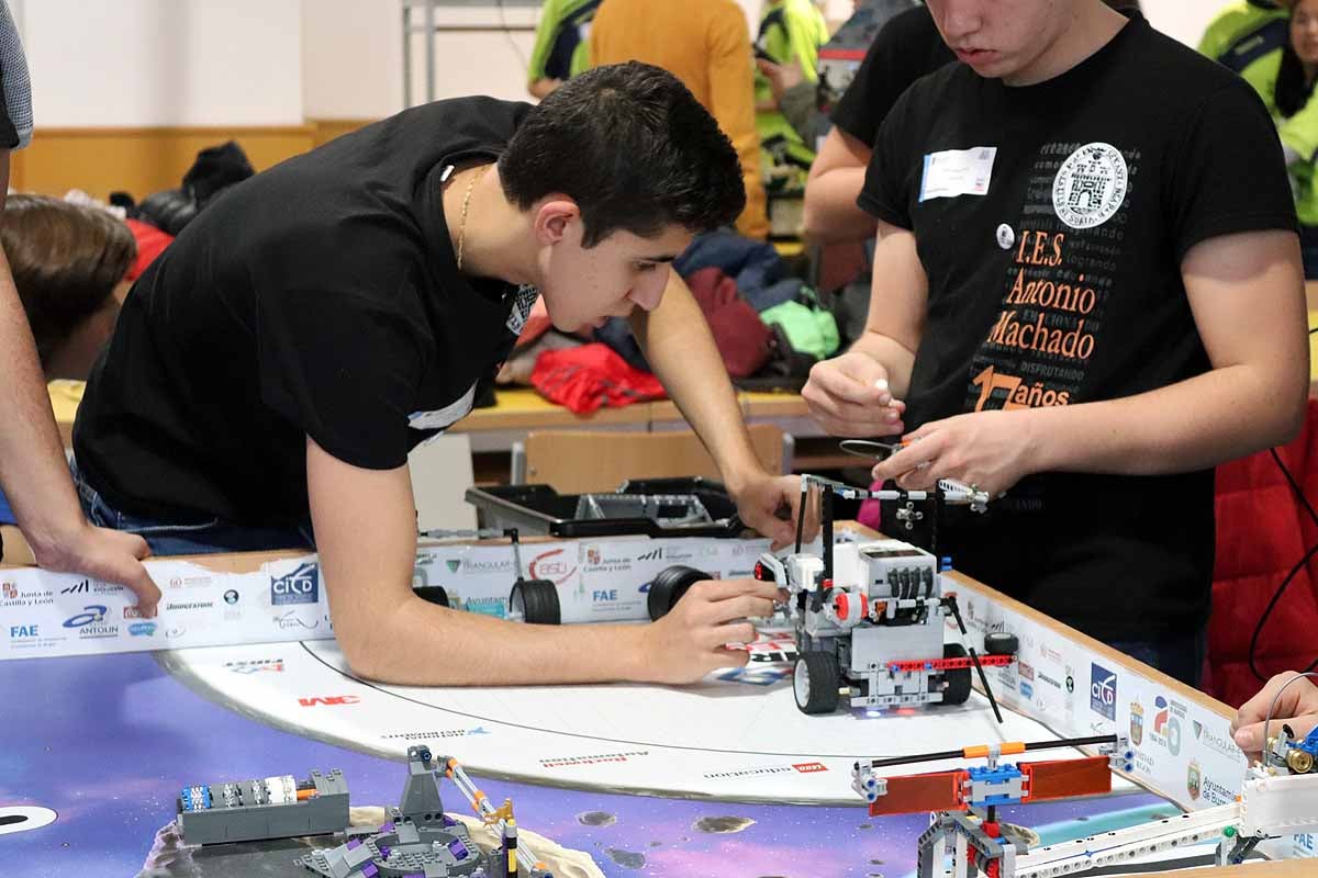 Cerca de 270 jóvenes de 12 ciudades españolas se han reunido hoy en Burgos para desarrollar y construir robots que resolvieran situaciones reales vividas en el espacio