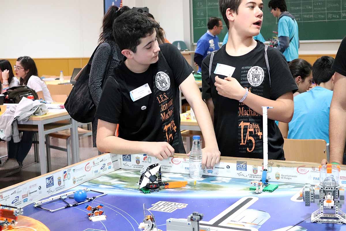 Cerca de 270 jóvenes de 12 ciudades españolas se han reunido hoy en Burgos para desarrollar y construir robots que resolvieran situaciones reales vividas en el espacio