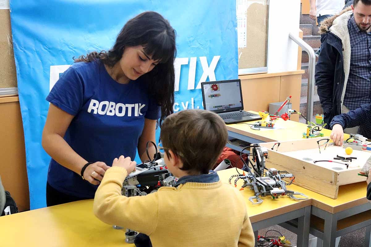 Cerca de 270 jóvenes de 12 ciudades españolas se han reunido hoy en Burgos para desarrollar y construir robots que resolvieran situaciones reales vividas en el espacio