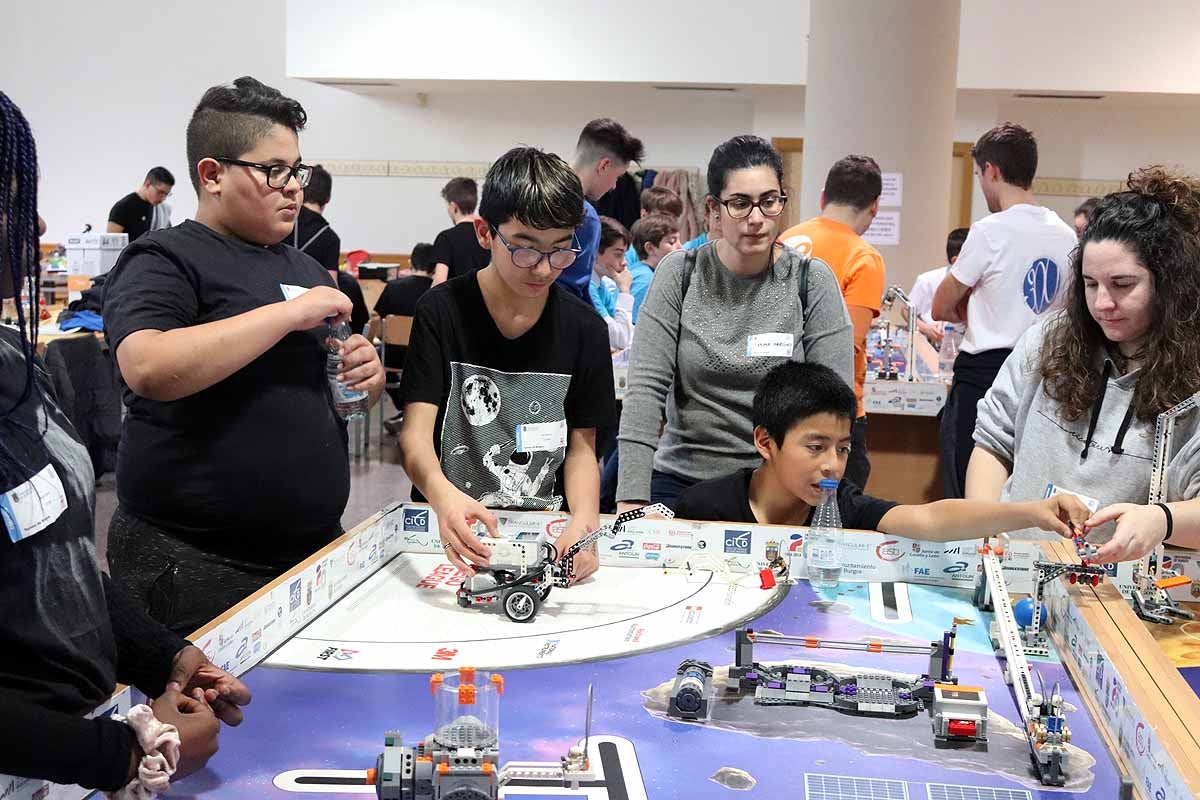 Cerca de 270 jóvenes de 12 ciudades españolas se han reunido hoy en Burgos para desarrollar y construir robots que resolvieran situaciones reales vividas en el espacio