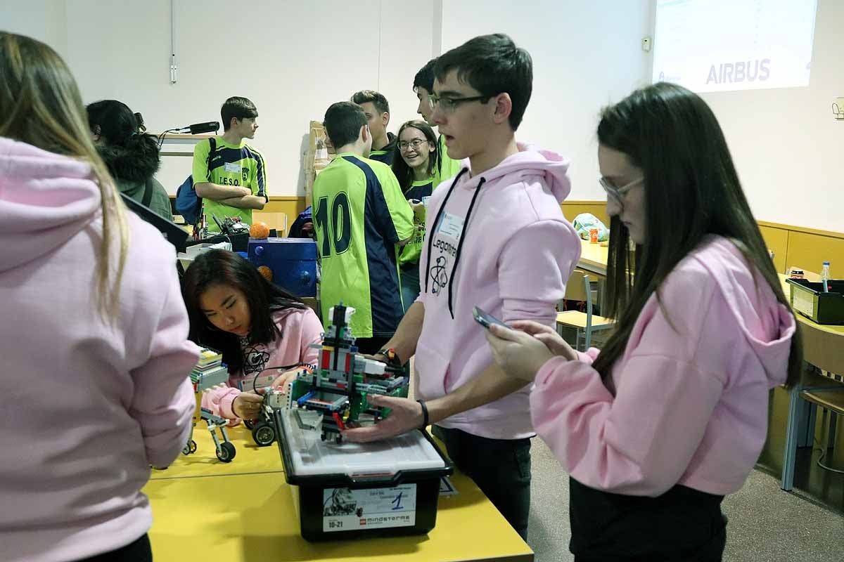 Cerca de 270 jóvenes de 12 ciudades españolas se han reunido hoy en Burgos para desarrollar y construir robots que resolvieran situaciones reales vividas en el espacio