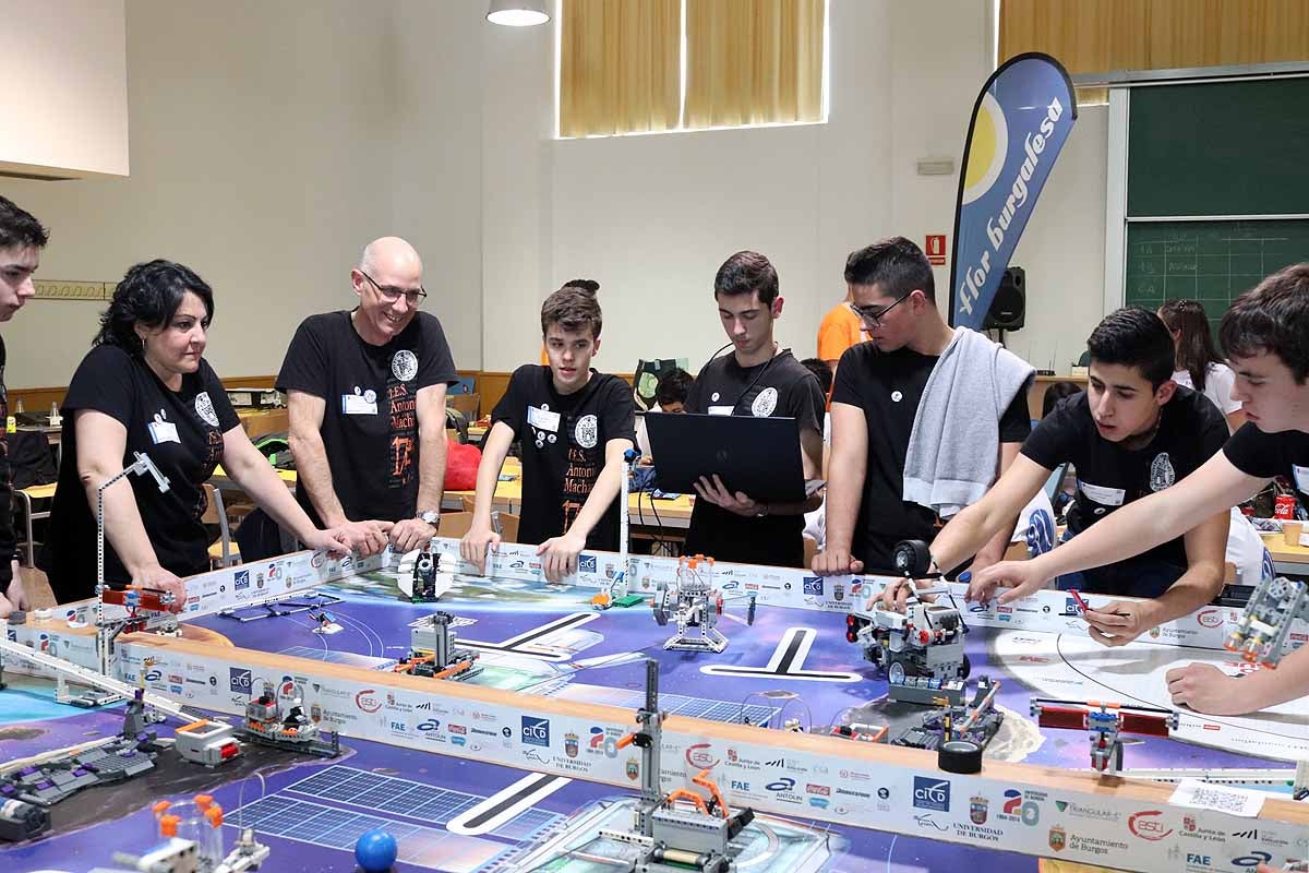 Cerca de 270 jóvenes de 12 ciudades españolas se han reunido hoy en Burgos para desarrollar y construir robots que resolvieran situaciones reales vividas en el espacio