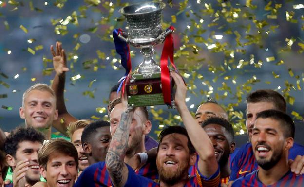 Messi, levantando la Supercopa de España ganada al Sevilla en Tánger