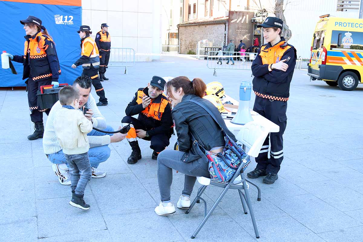 La agrupación de Protección Civil de Burgos cuenta actualmente con 70 voluntarios. Han acercado sus medios a los burgaleses para que la ciudadanía entienda y comprenda su labor y se anime a colaborar en la seguridad de la ciudad. 