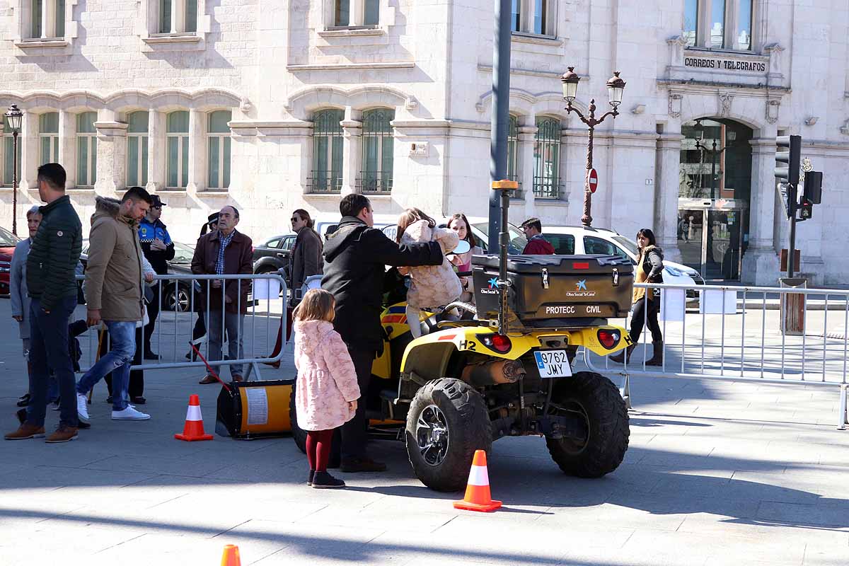 La agrupación de Protección Civil de Burgos cuenta actualmente con 70 voluntarios. Han acercado sus medios a los burgaleses para que la ciudadanía entienda y comprenda su labor y se anime a colaborar en la seguridad de la ciudad. 