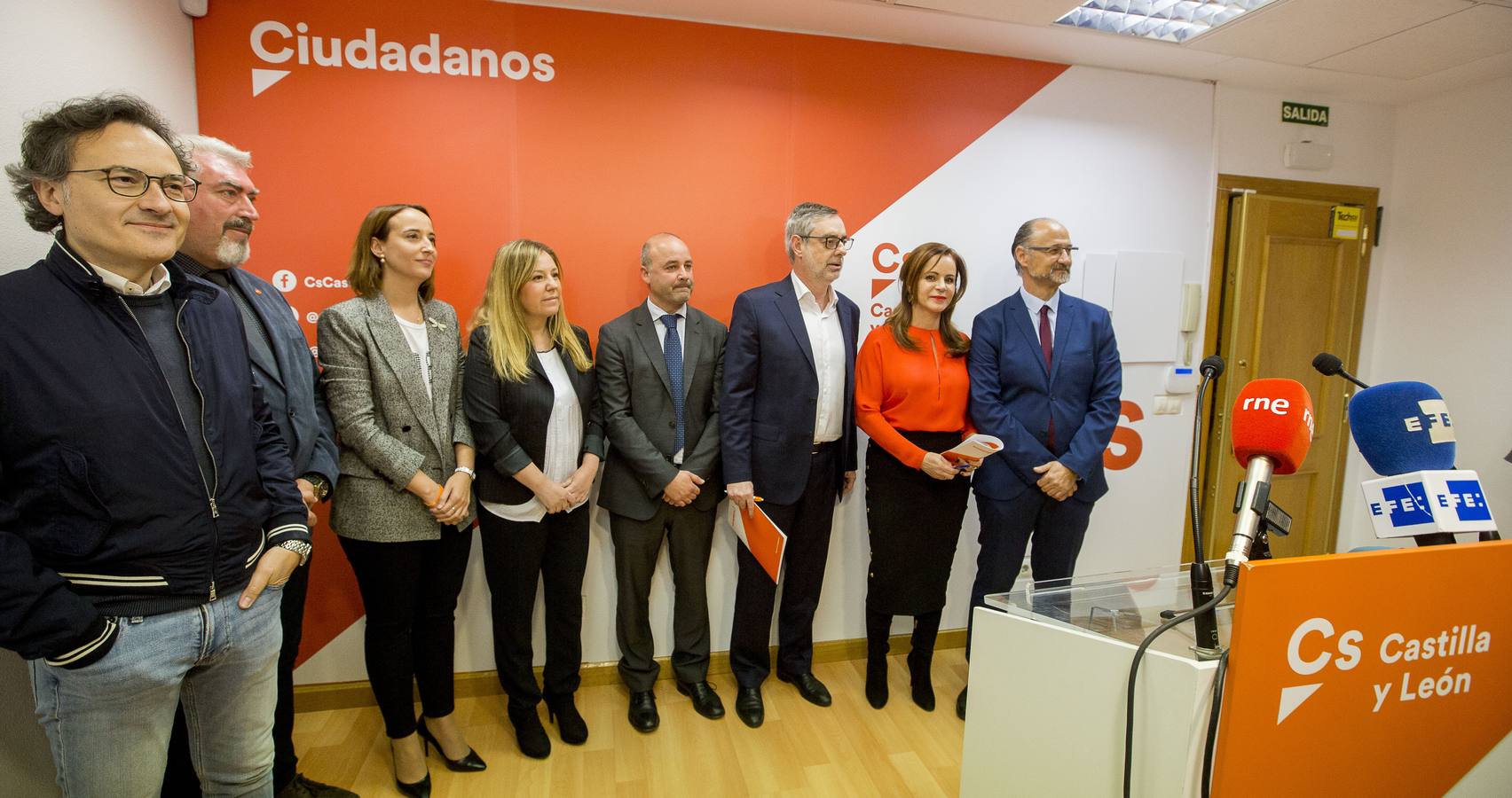 Clemente ha comparecido en la misma sede y sala de prensa donde el diputado por Valladolid, Francisco Igea, anunciaba ayer que le plantará cara en unas primarias que se antojan arduas